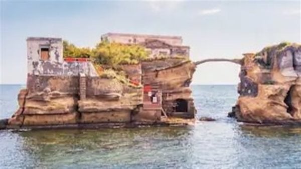 جايولا| جزيرة إيطالية ملعونة دمرت كل من امتلكها.. ما قصتها؟