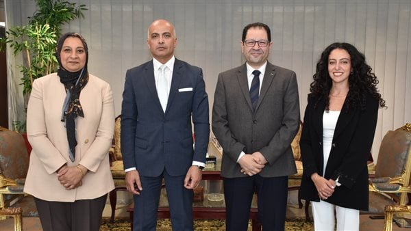 رئيس جامعة عين شمس يكرم طالبة ماجستير لفوزها بالمركز الثالث بمسابقة عالمية