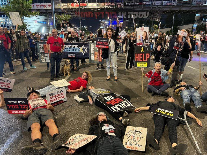 “لا لعملية رفح ونعم لصفقة التبادل”.. متظاهرون يغلقون الطريق أمام وزارة الحرب الإسرائيلية