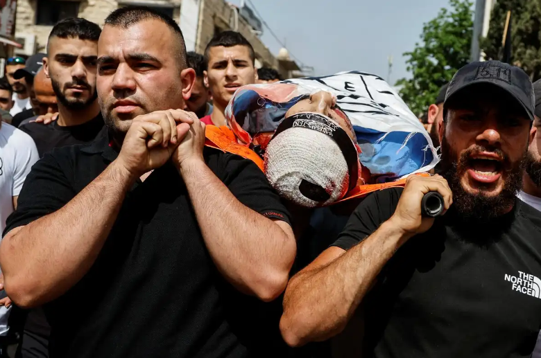 بالصور.. جماهير حاشدة تشيع جثمان الشهيد إسلام خمايسة في جنين