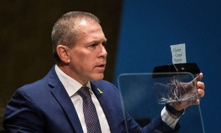 فيديو: سفير “إسرائيل” بالأمم المتحدة يمزق ميثاق المنظمة ردا على تصويت لصالح فلسطين