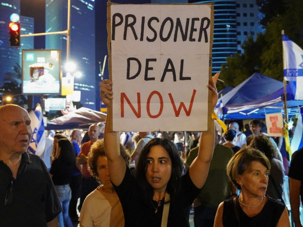 عائلات الأسرى الإسرائيليين بغزة: توسيع عملية رفح يعني التخلي عن أبنائنا