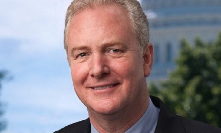 السيناتور فان هولين يهاجم هيلاري كلينتون بسبب انتقادها للتظاهرات الجامعية التضامنية مع فلسطين