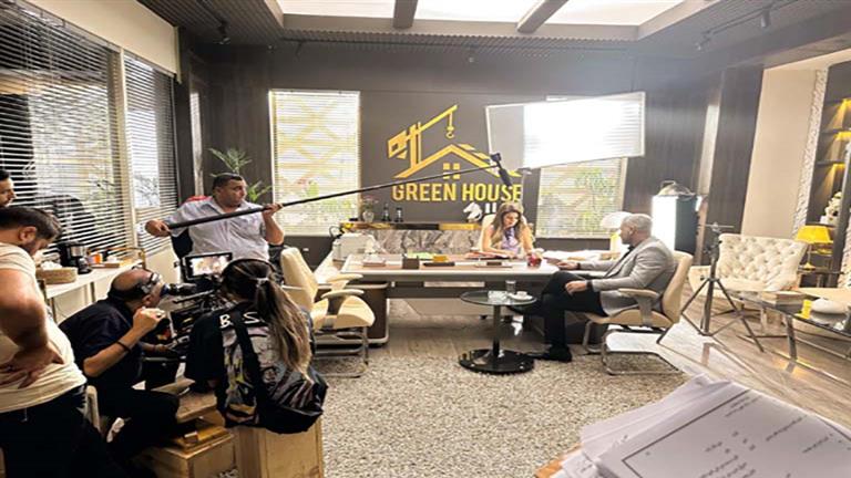 بعد تغيير اسمه.. الصور الأولى من كواليس مسلسل “أزمة ثقة” لـ هاني عادل ونجلاء بدر