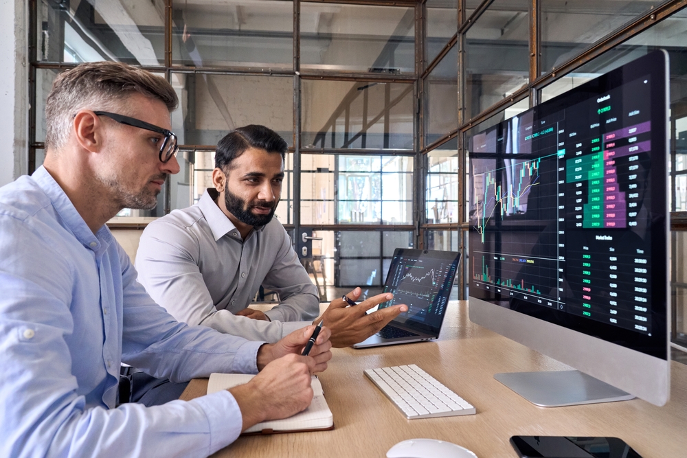 التوفيق بين قدرات الموظفين والذكاء الاصطناعي - المصدر: shutterstock