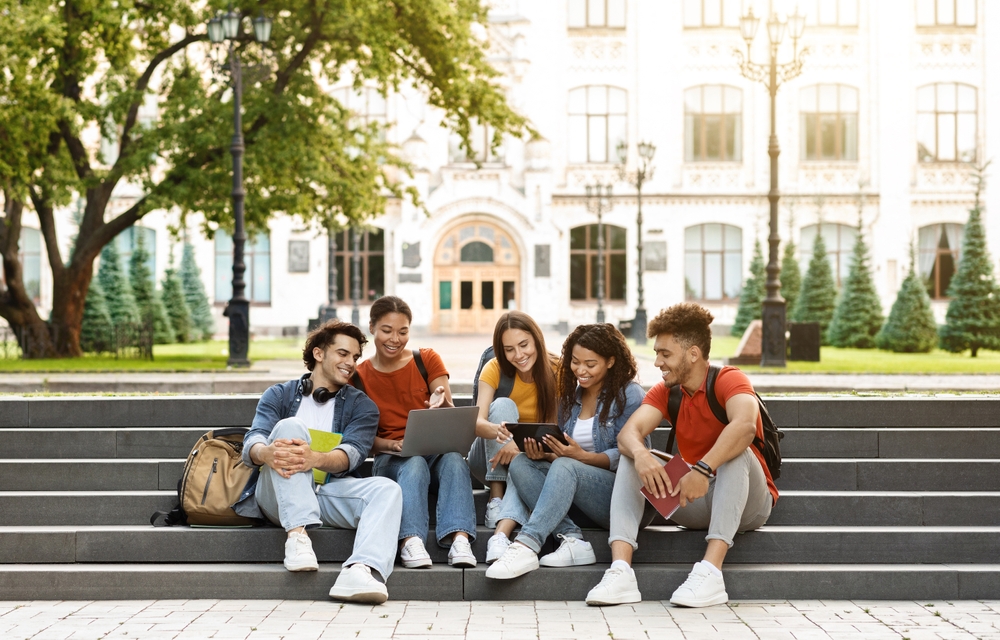 طلبة مجتمعون في الجامعة-المصدر: shutterstock