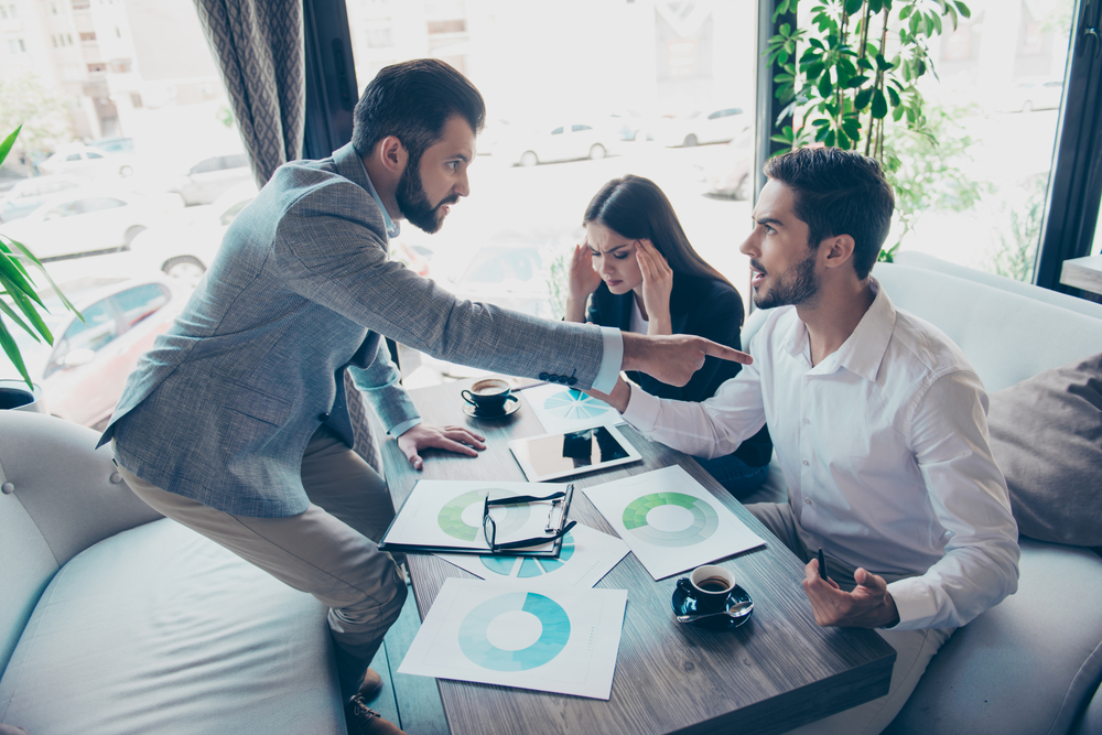 شخص يتصرّف بعنف مع أصدقائه-المصدر: صورة تعبيرية من shutterstock