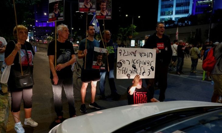 أهالي أسرى إسرائيليين بغزة يتظاهرون في تل أبيب لإبرام صفقة تبادل (فيديو)