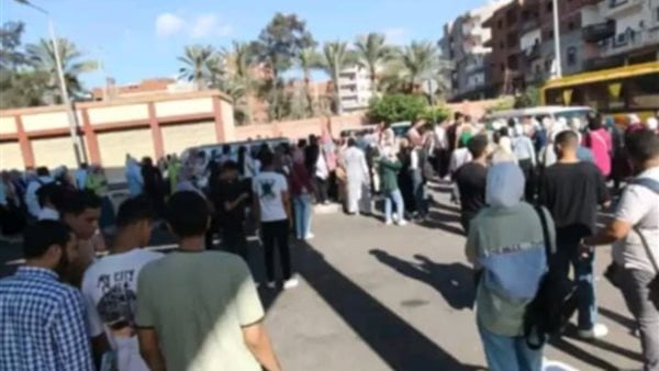 بنتأخر دايماً.. شكاوى متعددة من عدم وجود وسيلة مواصلات لطلاب وعمال السرو بدمياط