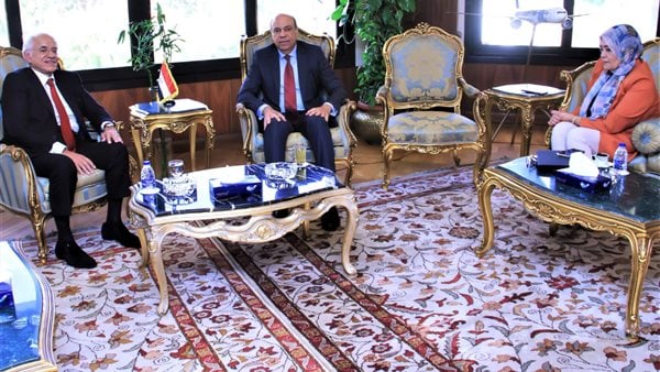 وزير الطيران يناقش مع رئيس مجموعة كوبيلوزوس اليونانية فرص الاستثمار في المطارات
