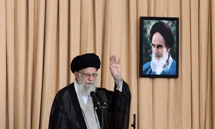 فايننشال تايمز: لا يمكن تغيير النظام الإيراني بالقنابل والغارات الجوية.. ومَن يفكر بهذا “واهم”