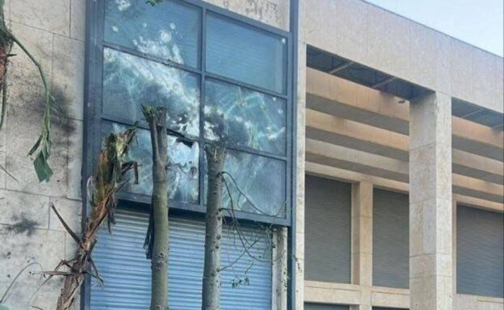 المسيرة أصابت نافذة غرفة نوم… أول صور لمنزل نتنياهو بعد محاولة اغتياله