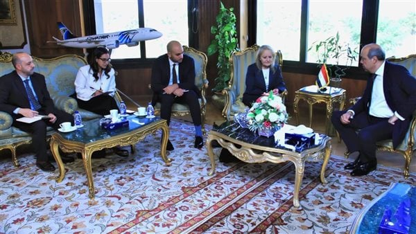 وزير الطيران يبحث مع مسئولي البنك الأوروبي لإعادة الإعمار التعاون المشترك في تنفيذ المشروعات