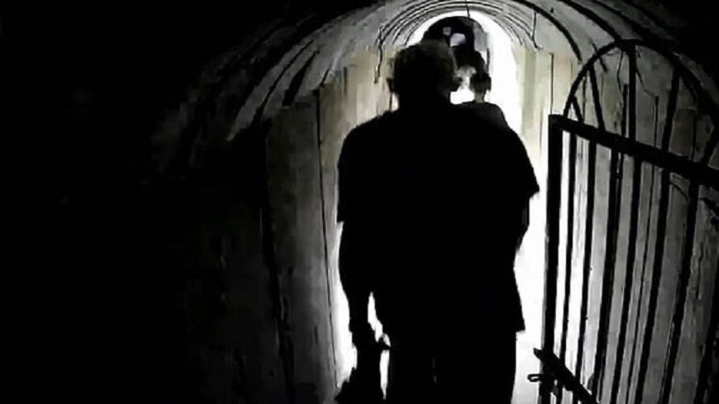 إعلام غربي يكشف تفاصيل جديدة عن يحيى السنوار.. ما علاقة حقيبة المتفجرات؟