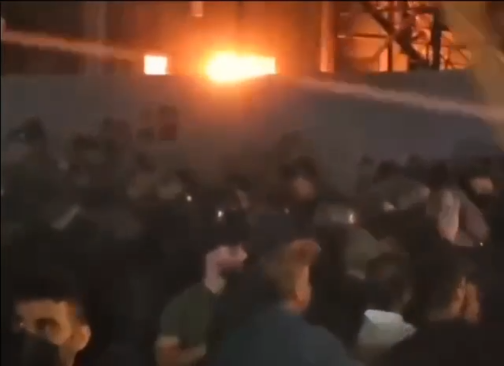 شاهد..الالاف يقتحمون مكاتب قناة “إم بي سي” السعودية في بغداد ويحرقونها بعد تخريبها..