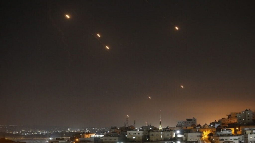 مصر تنقل لإيران “قلقها البالغ” من التصعيد في المنطقة وتدعوها لضبط النفس