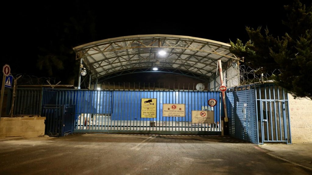 بلدية القدس تهدد بقطع الماء والكهرباء عن مكتب “الأونروا”