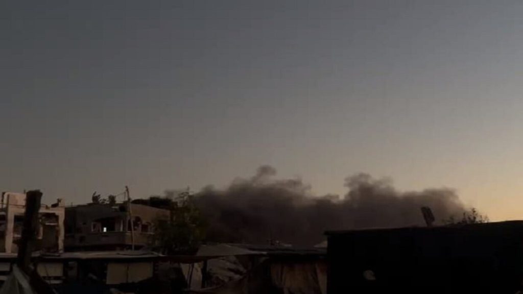 الجيش الإسرائيلي يضرم النار بمراكز الإيواء في محيط المستشفى الإندونيسي (صور)