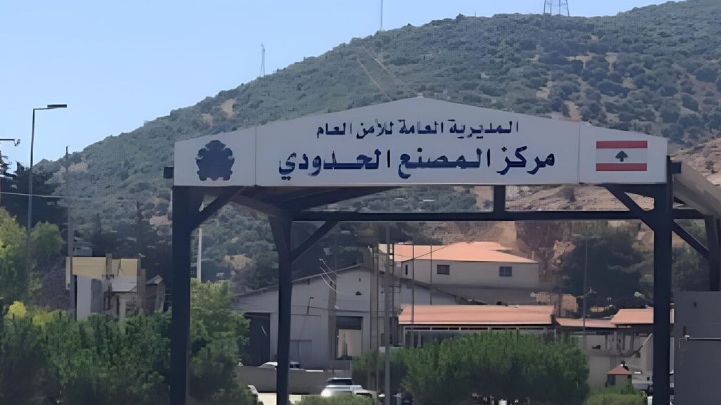 توقف حركة السير بين سوريا ولبنان بعد استهداف إسرائيلي لطريق المصنع