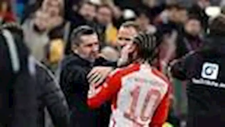 20 صورة لأشهر خلافات نجوم كرة القدم والمدربين