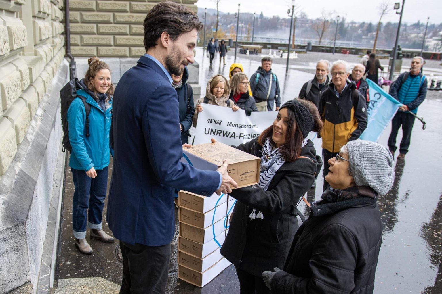 الناشطة السويسرية الفلسطينية ” رشا أبو ريا” تقود حملة في سويسرا للافراج عن تمويل الاونروا..