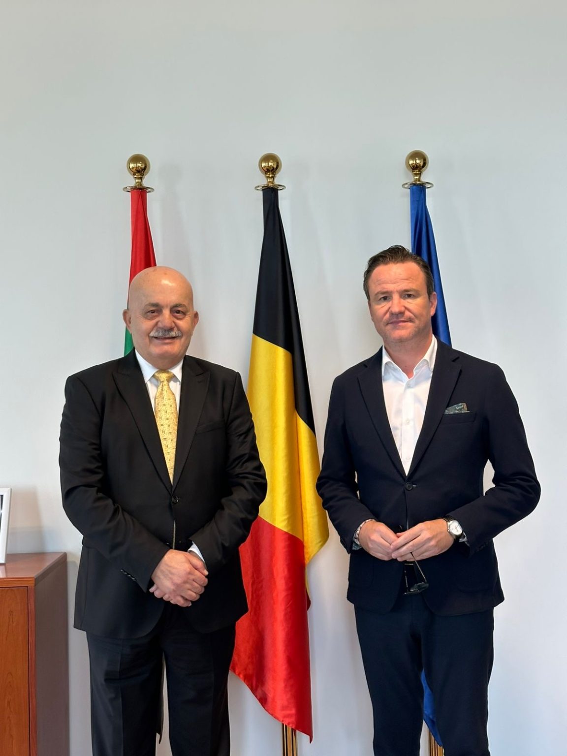 السفير يونس يطلع سفير بلجيكا لدى الإمارات على تطورات الأوضاع في الأراضي الفلسطينية