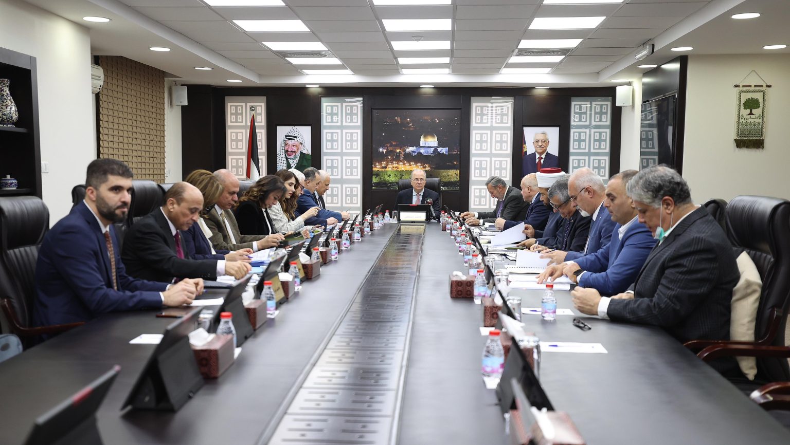 مصطفى يؤكد ضرورة التنسيق بين مختلف المؤسسات في غزة لضمان توزيع المساعدات بعدالة