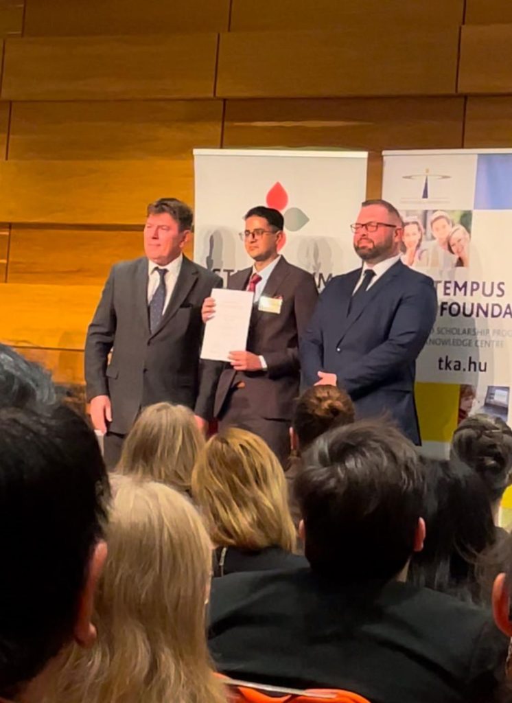 طالب فلسطيني يفوز بجائزة أفضل طالب أجنبي في المجر والسفارة تحتفي به