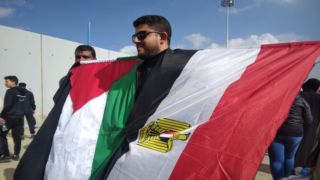 برلماني مصري من أمام معبر رفح: الجمعة القادمة سنصلي في تل أبيب