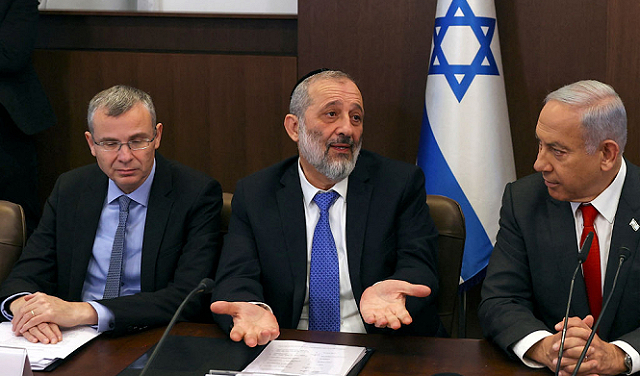 في أول تهديد علني بحل الحكومة.. درعي يمهل نتنياهو شهرين لتسوية قضية تجنيد الحريديين