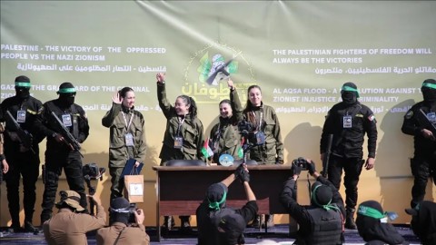 بعد نشر صور المجندات بلباسهن العسكري ..صحفي إسرائيلي يسخر من نتنياهو: هذا هو النصر المطلق