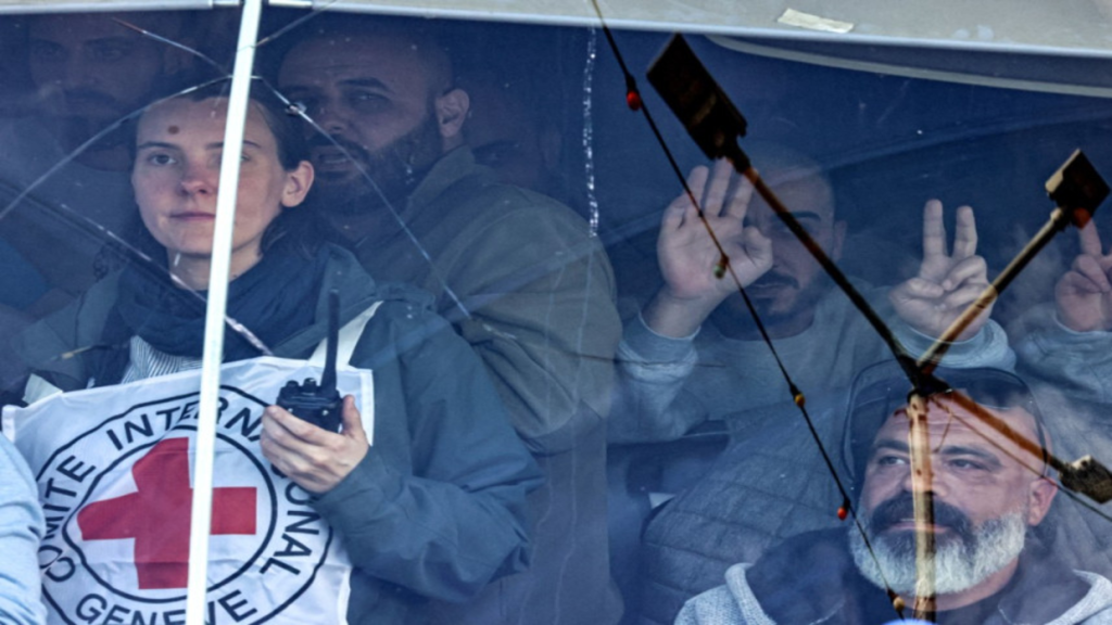 شاهد: لحظة وصول الأسرى الفلسطينيين المبعدين إلى الأراضي المصرية