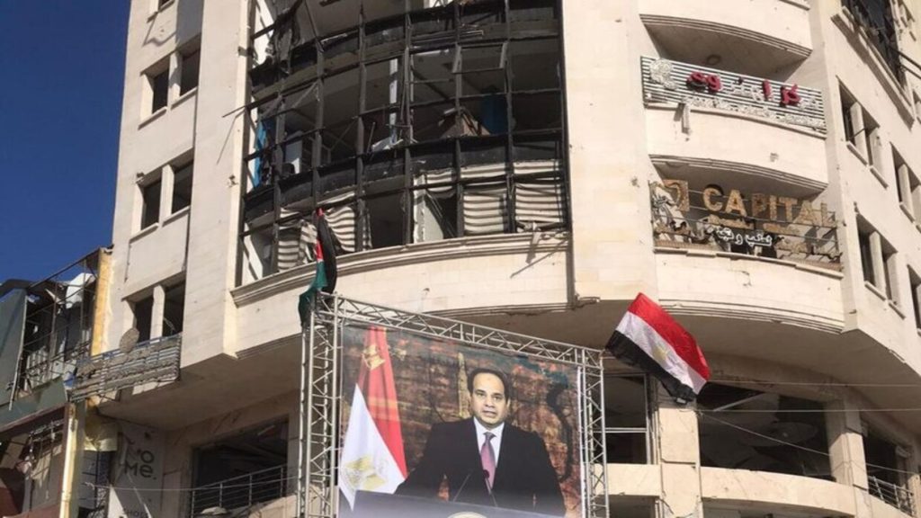 لافتات في غزة دعما لموقف السيسي ورفضا للتهجير على أنقاض الحرب