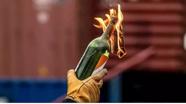 أغرب من الخيال.. طالب يقتحم مدرسته بقنبلة “مولوتوف” لسبب صادم