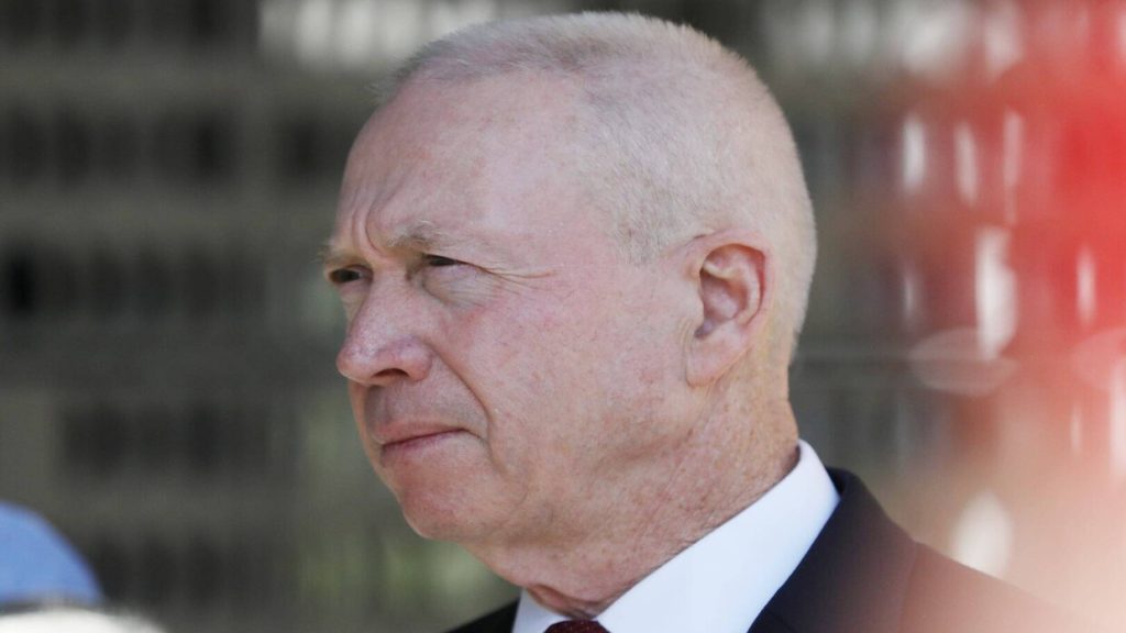 مؤيدون لفلسطين يواجهون غالانت في نيويورك: “مجرم حرب لماذا تمشي حرا؟” (فيديو)