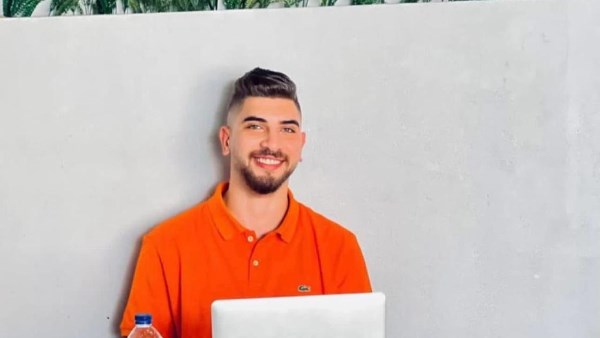 الأسر والعائلات تحتشد أمام مستشفى المحلة بسبب مقـ.تل نجل صاحب محل مأكولات.. صور
