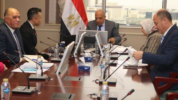 وزير الكهرباء يبحث مع شركة صينية التوسع في أنظمة تخزين الطاقة