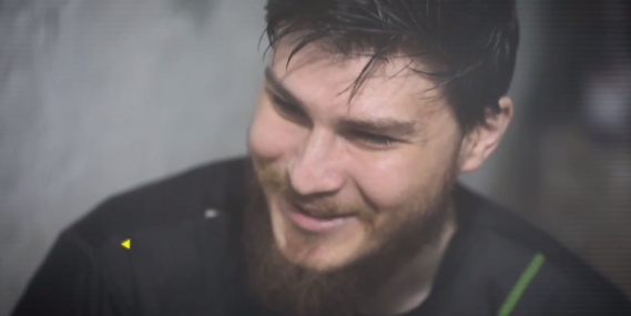 “سرايا القدس” تنشر مشاهد للأسير ألكسندر توربانوف لحظة تسلمه قرار الإفراج عنه