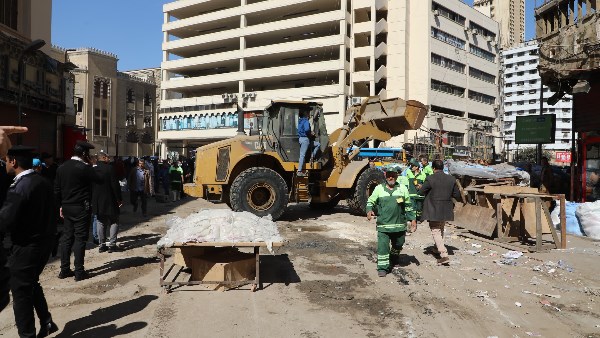 بدء إخلاء حى الموسكى ونقل الباعة الجائلين إلى جراج العتبة