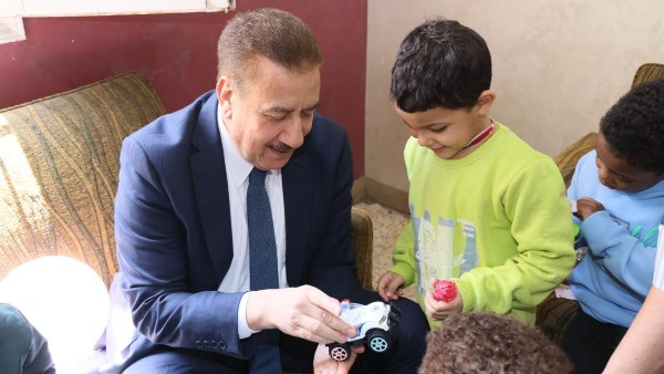 محافظ المنوفية يوزع هدايا عيد الفطر على الأيتام