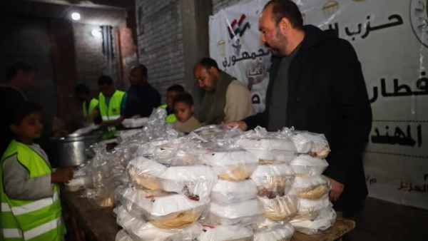 «الشعب الجمهوري» في قنا يُواصل تنفيذ مبادرة إفطار 10000 صائم |صور