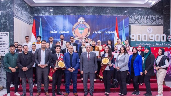 رئيس جامعة طنطا يكرم الطلاب المثاليين على مستوى الكليات