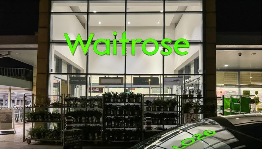 نشطاء يداهمون متجرا بريطانيا ويزيلون المنتجات الإسرائيلية