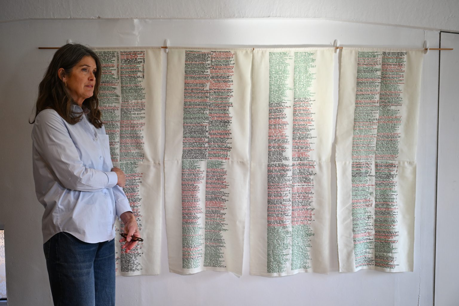 بكل خيط اسم وقصة.. إيرلندية توثّق ضحايا قطاع غزة بالتطريز