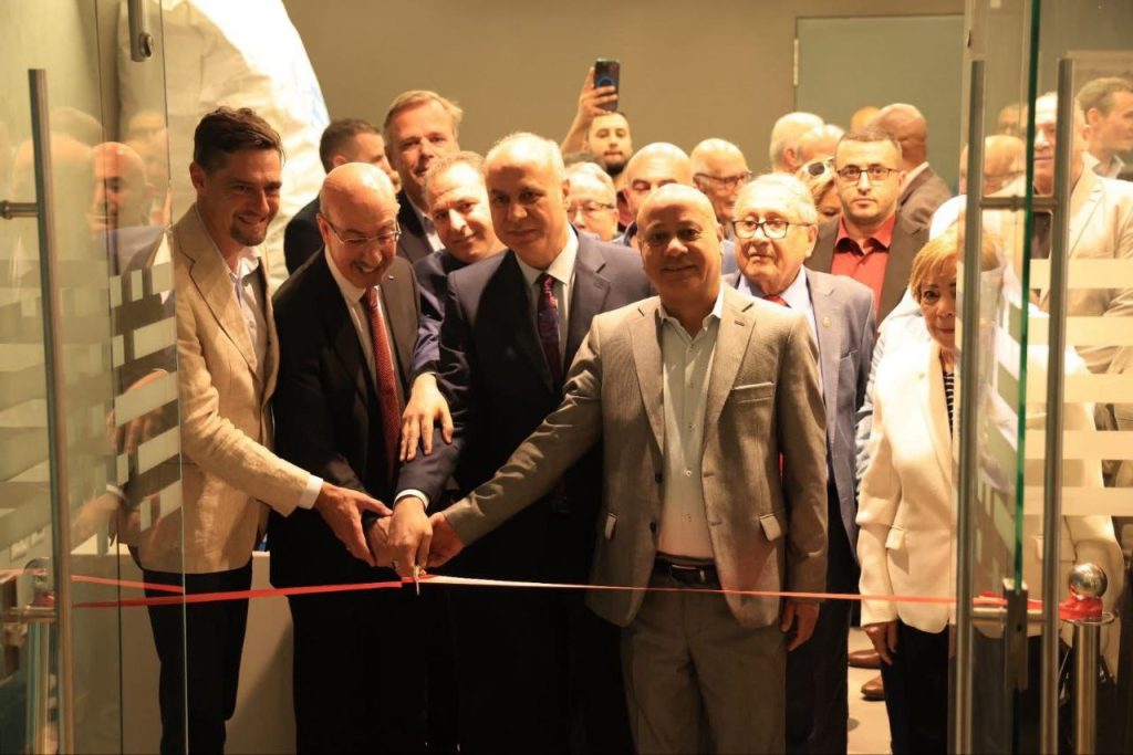 متحف ياسر عرفات يقيم معرض صور بعنوان “الأونروا.. إلى أين؟” في مدينة رام الله