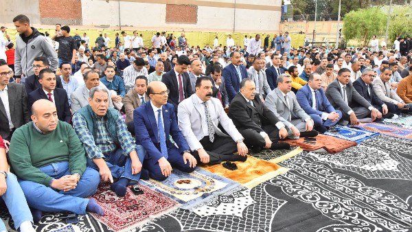 محافظ أسيوط يؤدي صلاة عيد الفطر بساحة أرض الملاعب