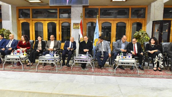 لليوم الثاني على التوالي.. محافظ أسيوط يستقبل المهنئين بعيد الفطر المبارك