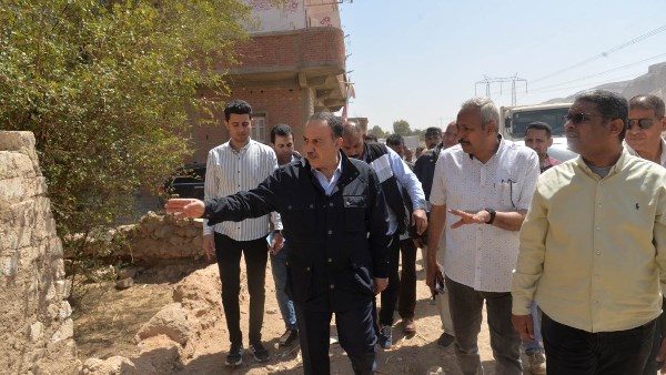 خلال جولته بقرية البلايزة.. محافظ أسيوط يوجه بإنشاء مشغل خياطة ومركز تحفيظ قرآن