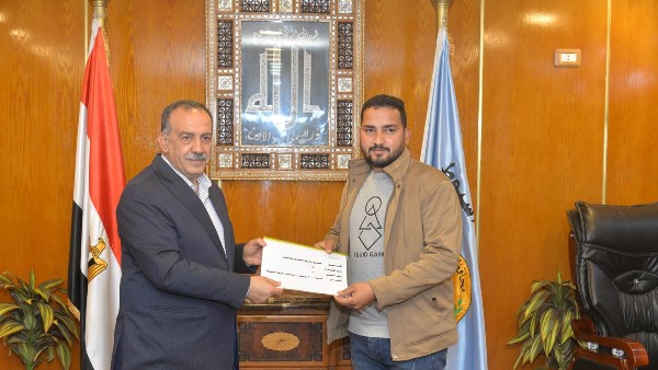 محافظ أسيوط يسلم عقود 26 محلاً تجارياً وحضانة بمدينة 30 يونيو بمنقباد محافظ أسيوط يسلم عقود 26 محلاً تجارياً وحضانة بمدينة 30 يونيو بمنقباد