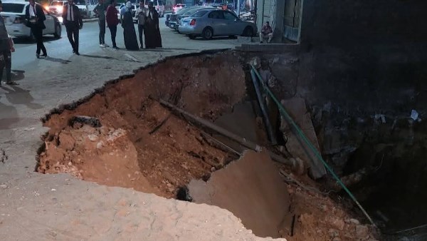 بعمق 5 أمتار .. انهيار جزئي بطريق أسيوط  سوهاج الزراعي